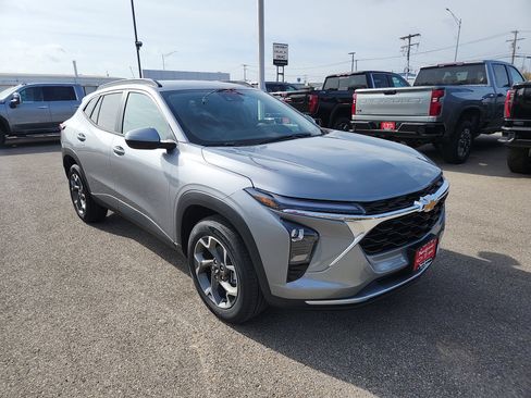 New 2026 Chevrolet Trax LT image 2