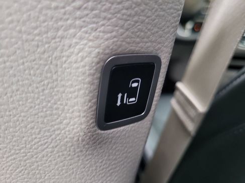 Used 2024 Chrysler Pacifica Touring-L image 10