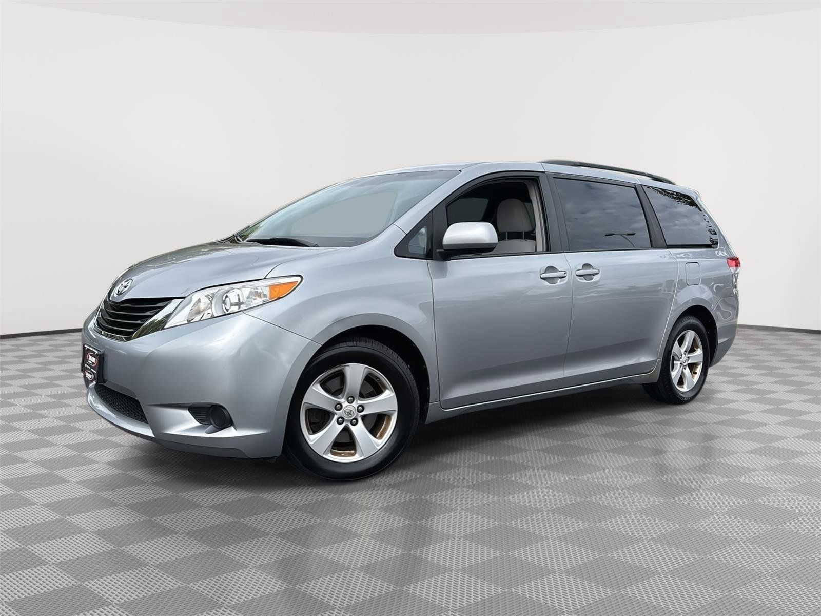 Used 2011 Toyota Sienna LE w/ Towing Pkg FWD image 1
