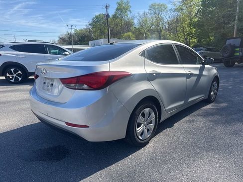 Used 2016 Hyundai Elantra SE image 16