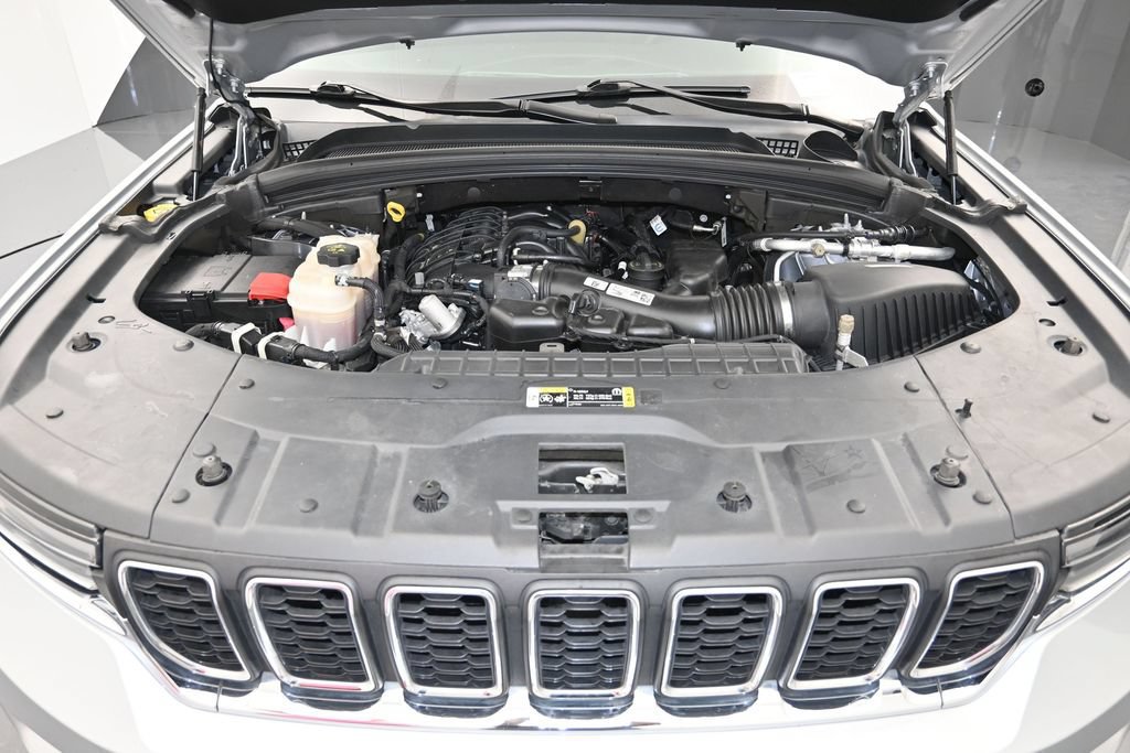 Used 2023 Jeep Grand Cherokee Laredo w/ Luxury Tech Group I AWD/4WD image 27