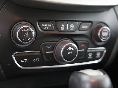 Used 2015 Jeep Cherokee Trailhawk image 6