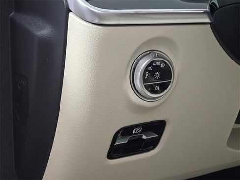 New 2026 Mercedes-Benz C 300 4MATIC Sedan image 18