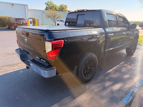 Used 2018 Nissan Titan 4x4 Crew Cab image 2