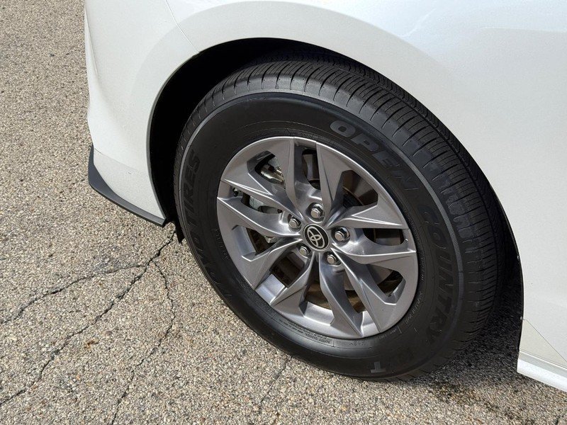Used 2024 Toyota Sienna XLE FWD image 10
