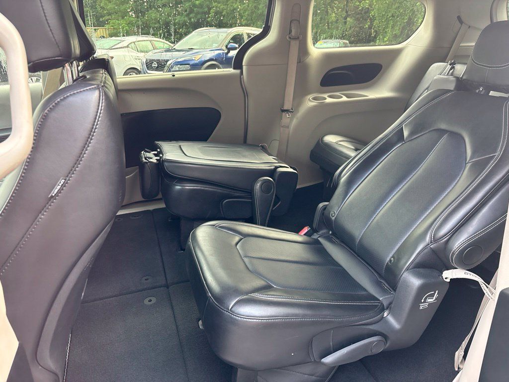 Used 2024 Chrysler Pacifica Touring-L FWD image 14