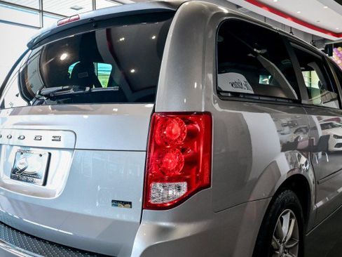 Used 2017 Dodge Grand Caravan SE image 11