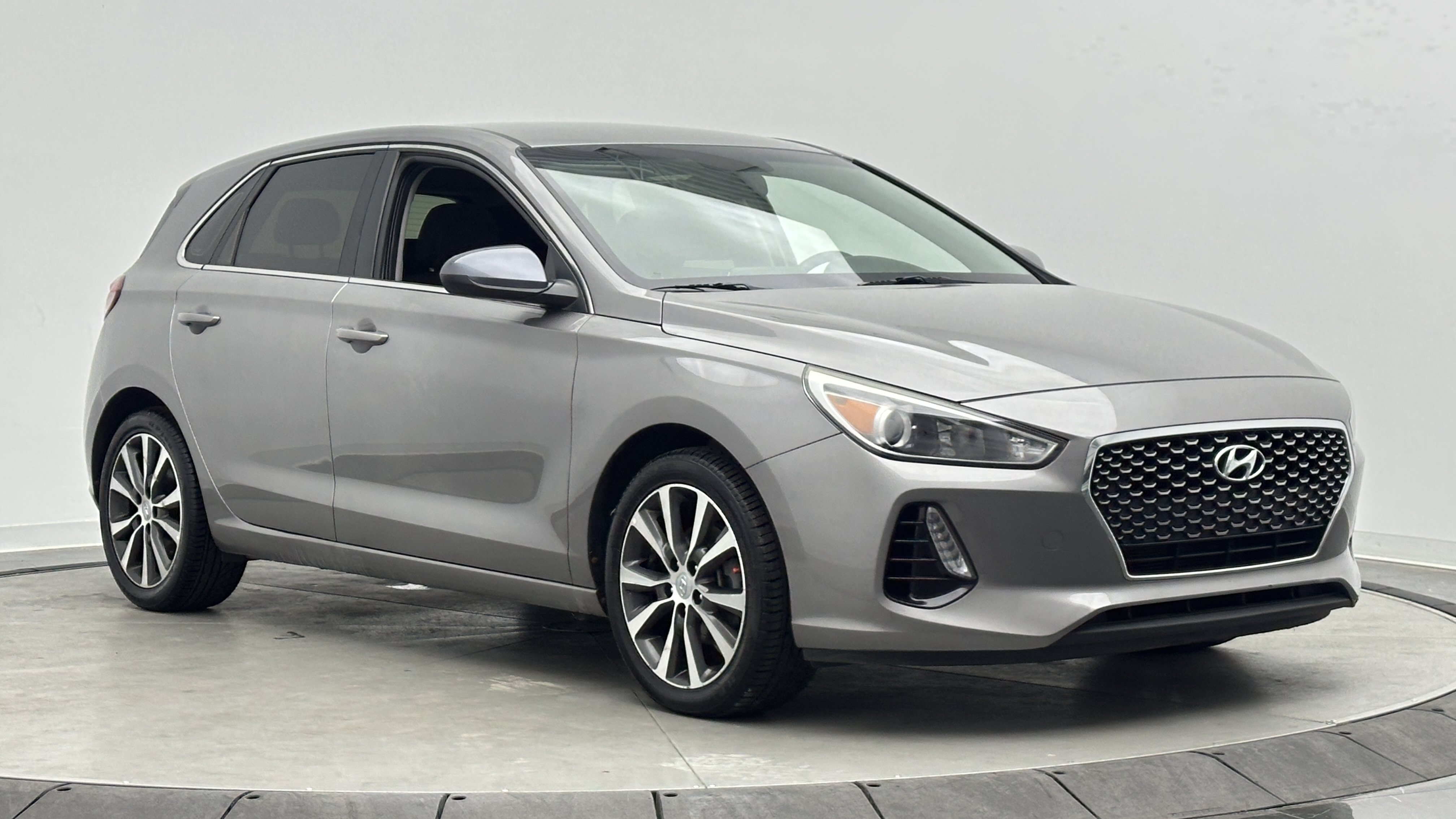 Used 2020 Hyundai Elantra GT FWD image 3