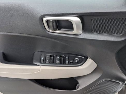 Used 2025 Hyundai Venue SEL FWD image 17