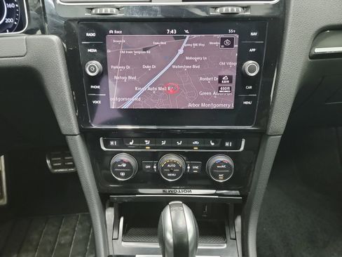 Used 2018 Volkswagen Golf R 4-Door image 21