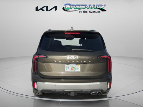 Used 2023 Kia Telluride EX w/ EX Captain's Chair Package image 3