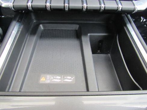 Used 2025 GMC Acadia Elevation image 47