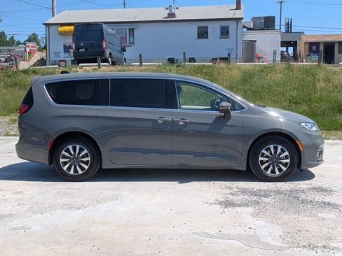 Used 2023 Chrysler Pacifica Touring-L FWD image 4