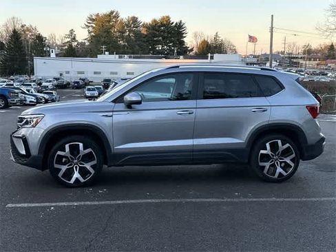 Used 2022 Volkswagen Taos SEL image 2