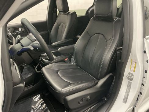 Used 2025 Chrysler Voyager LX image 12