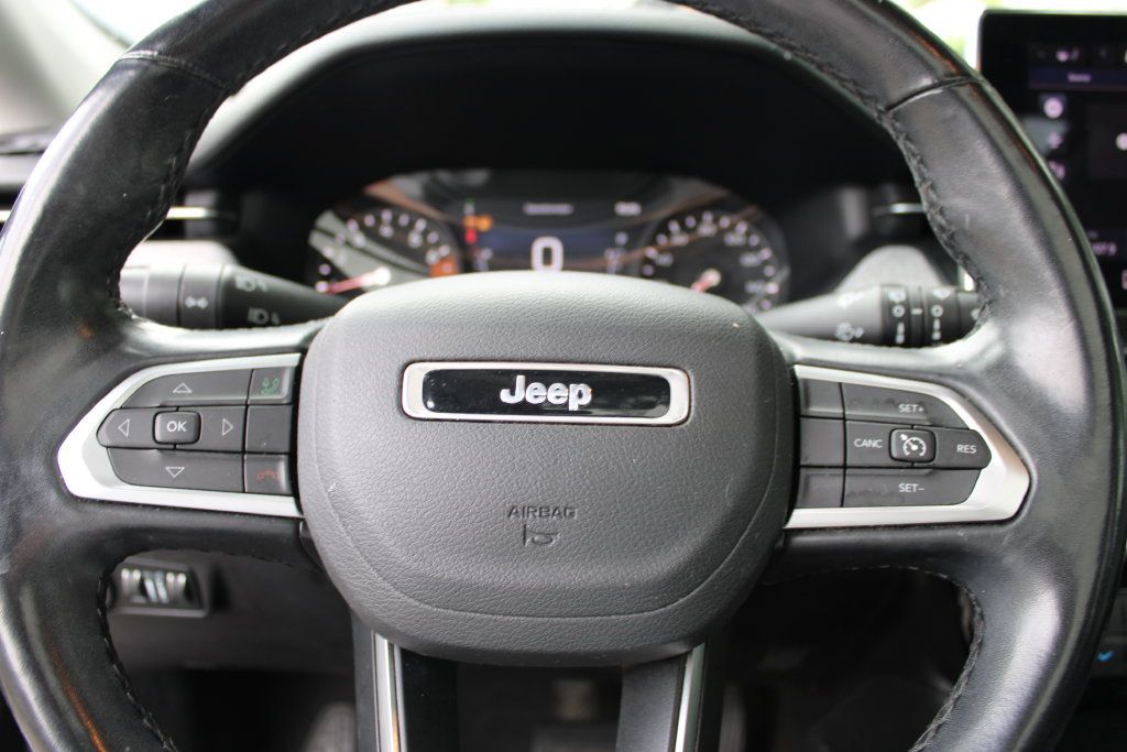 Used 2022 Jeep Compass Latitude w/ Sun and Sound Group AWD/4WD image 13