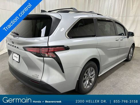 Used 2022 Toyota Sienna XLE image 9
