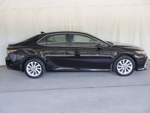 Used 2022 Toyota Camry LE AWD/4WD image 4