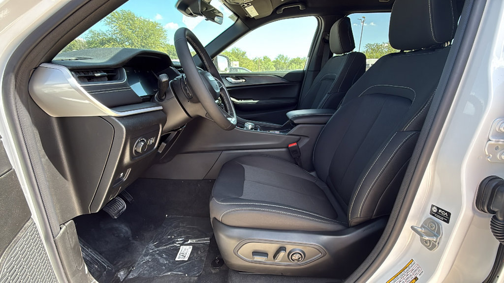 New 2027 Jeep Grand Cherokee Laredo RWD image 12