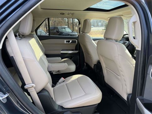 Used 2022 Ford Explorer XLT w/ Equipment Group 202A image 14