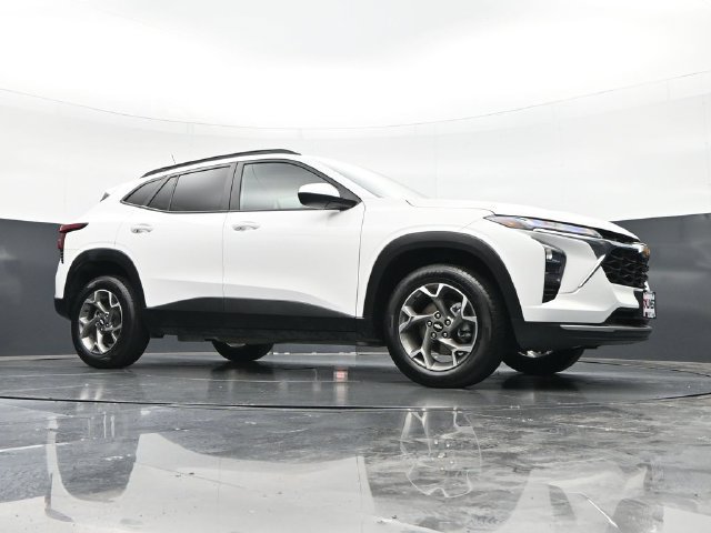 Used 2025 Chevrolet Trax LT FWD image 40