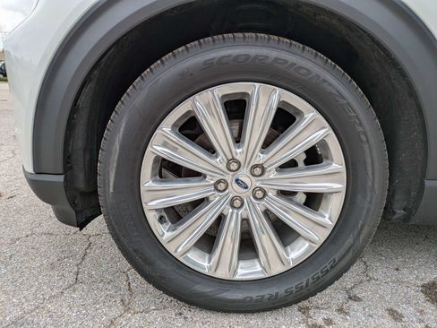 Used 2023 Ford Explorer Limited w/ Limited Technology Package RWD image 11