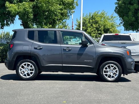 Used 2023 Jeep Renegade Latitude AWD/4WD image 3