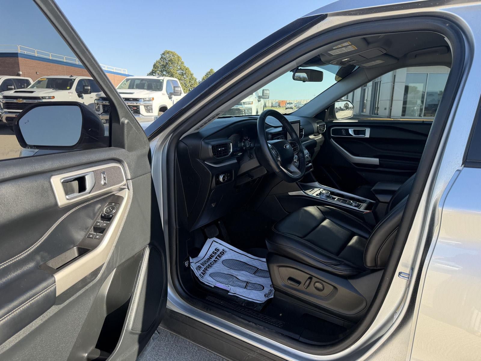 Used 2023 Ford Explorer XLT w/ Equipment Group 202A AWD/4WD image 7