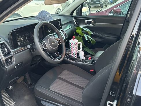 Used 2023 Kia Sorento LX image 3