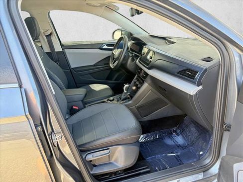 Used 2024 Volkswagen Taos SE w/ Panoramic Sunroof Package AWD/4WD image 17