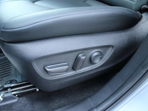 Used 2023 Toyota Highlander XLE AWD/4WD image 13