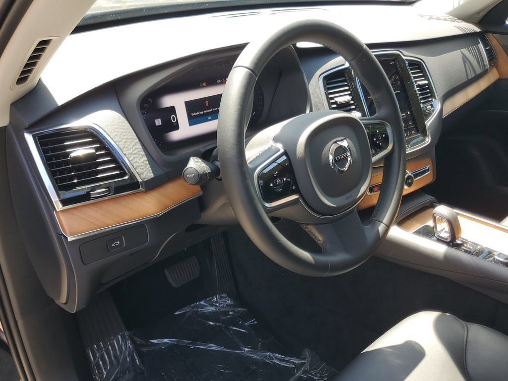 Certified 2024 Volvo XC90 B5 Plus w/ Protection Package Premier AWD/4WD image 17