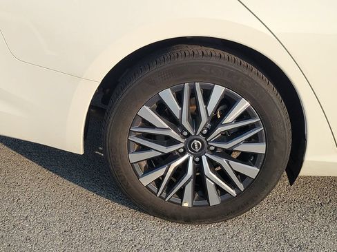Used 2025 Nissan Altima 2.5 SV FWD image 5