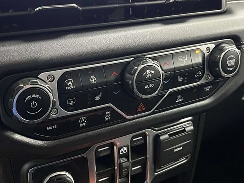 Used 2025 Jeep Wrangler Unlimited Sahara AWD/4WD image 35