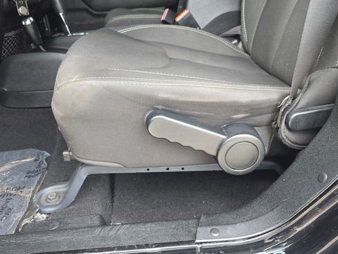 Used 2018 Jeep Wrangler Unlimited Sahara AWD/4WD image 19