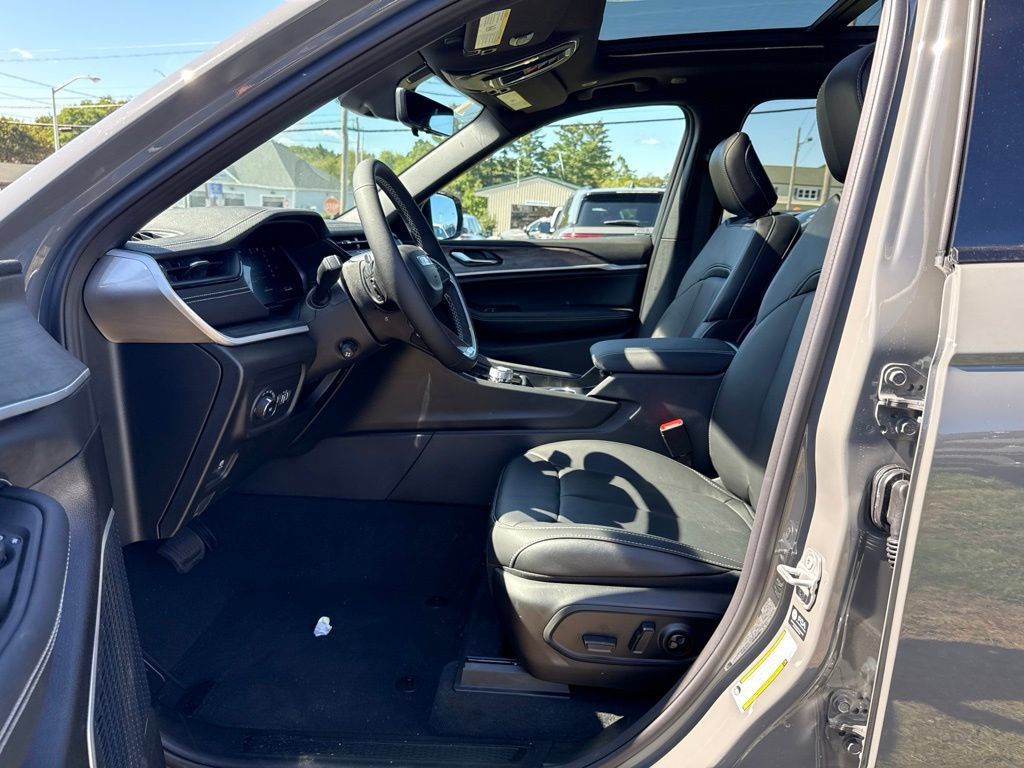 New 2027 Jeep Grand Cherokee Limited AWD/4WD image 17
