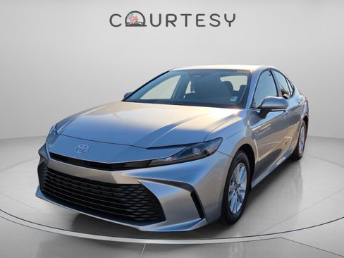 Used 2025 Toyota Camry LE image 1