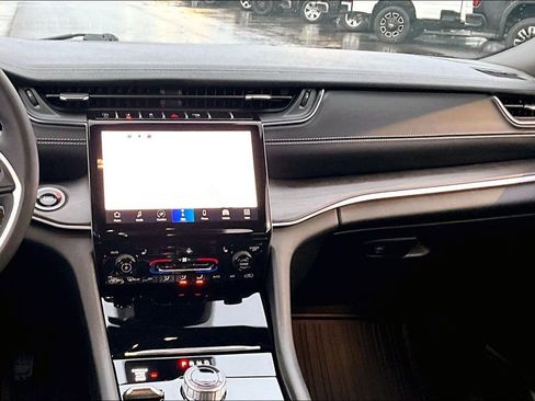 Used 2025 Jeep Grand Cherokee Limited w/ Black Appearance Package image 6