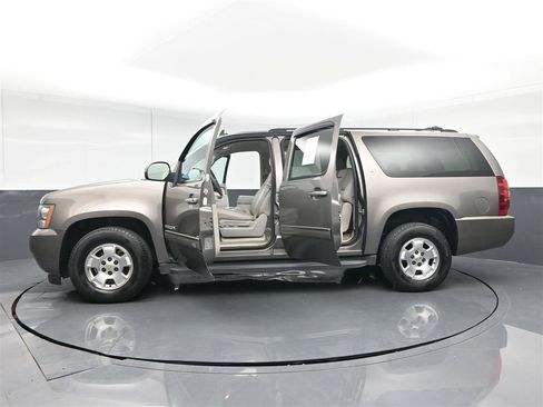 Used 2013 Chevrolet Suburban LT RWD image 40