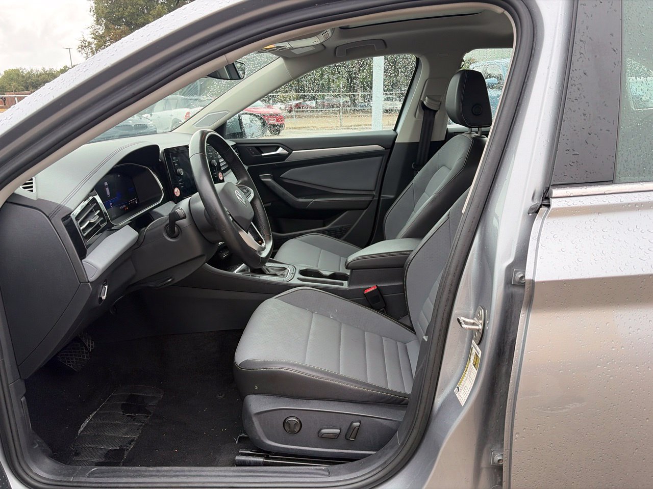 Used 2025 Volkswagen Jetta SE FWD image 7