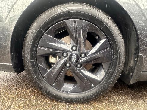 Used 2023 Hyundai Elantra SEL image 11