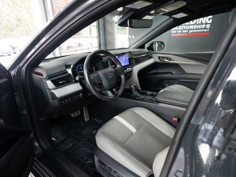 Used 2025 Toyota Camry SE w/ Convenience Package image 8