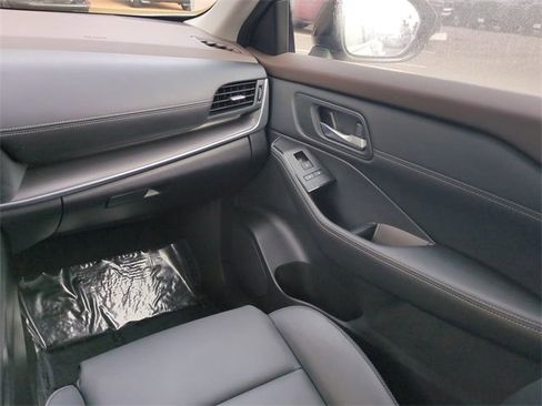 Used 2023 Nissan Rogue SV w/ SV Premium B Package image 17