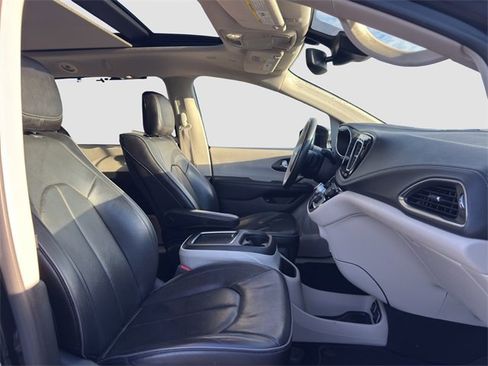 Used 2020 Chrysler Pacifica Limited w/ Advanced Safetytec Group image 17