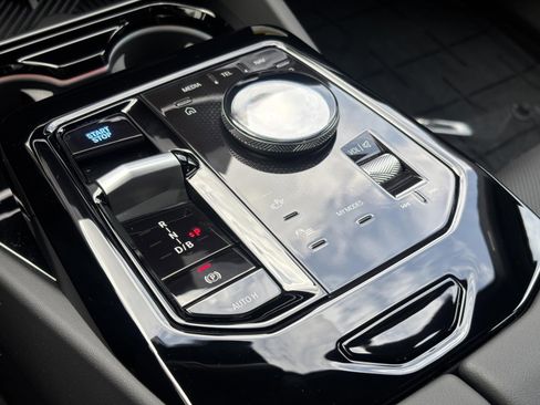 New 2026 BMW i5 eDrive40 w/ Premium Package RWD image 11
