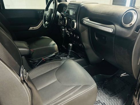 Used 2017 Jeep Wrangler Unlimited Sahara w/ Connectivity Group AWD/4WD image 19