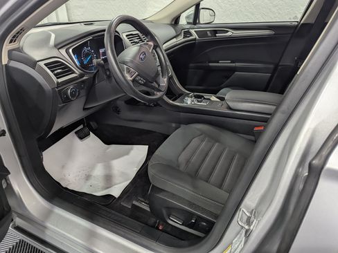 Used 2017 Ford Fusion SE w/ Fusion SE Technology Package FWD image 13