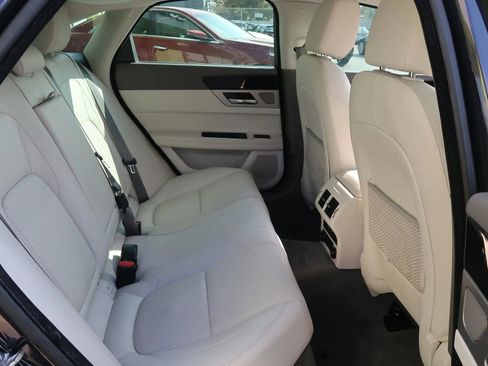 Used 2017 Jaguar XF Prestige image 24