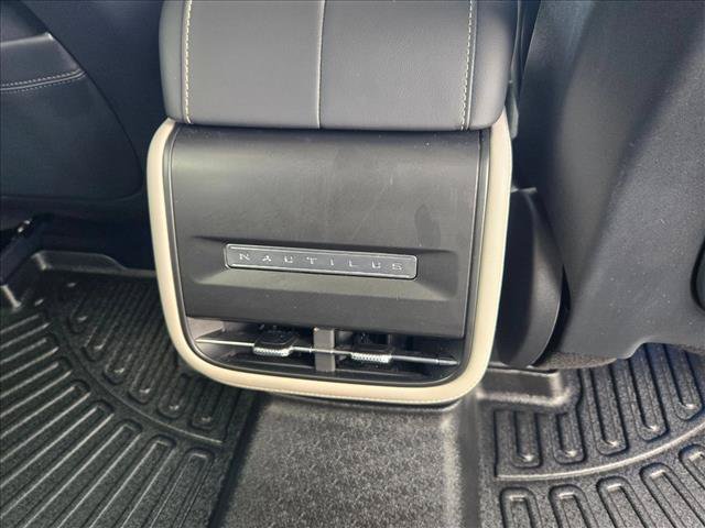 Used 2024 Lincoln Nautilus Premier AWD/4WD image 19
