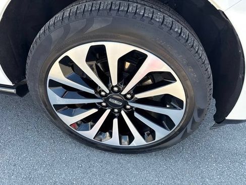 Used 2023 Lincoln Navigator Reserve AWD/4WD image 7